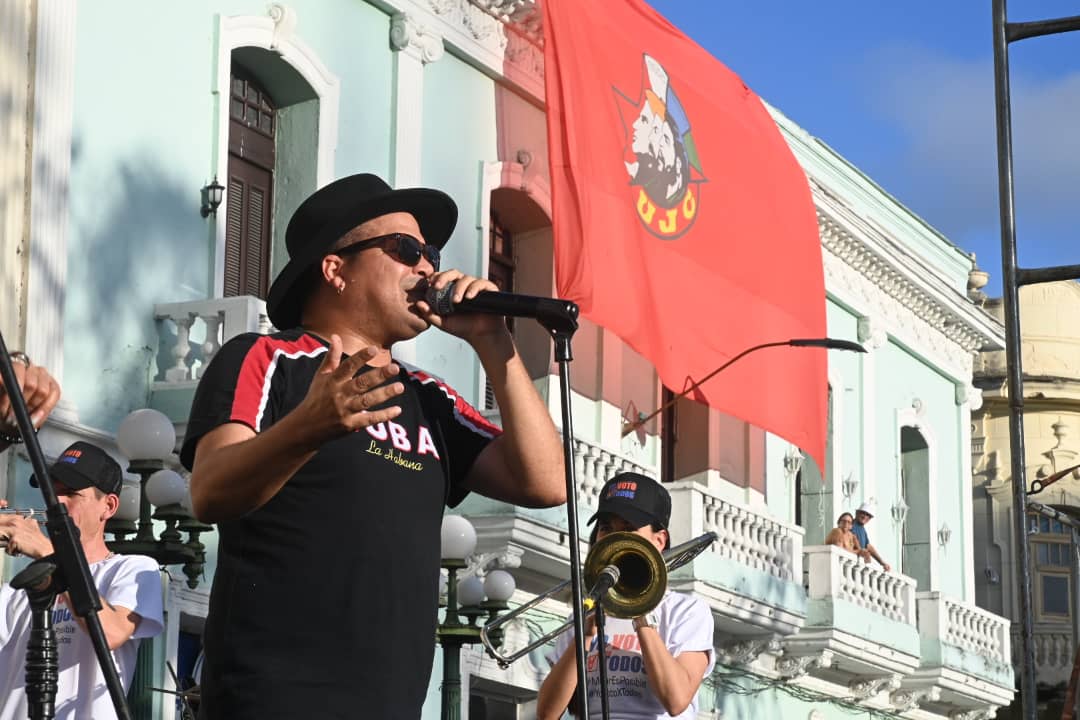 Marchamos desde la Plaza del #Che al histórico Parque Vidal .
Fueron más de 20 mil los santaclareños quienes a lo largo del trayecto reafirmaron su apoyo a la Revolución y su disposición del voto unido el próximo Domingo. Arnaldo y su Talismán alegró la tarde.
#YoVotoXPorTodos