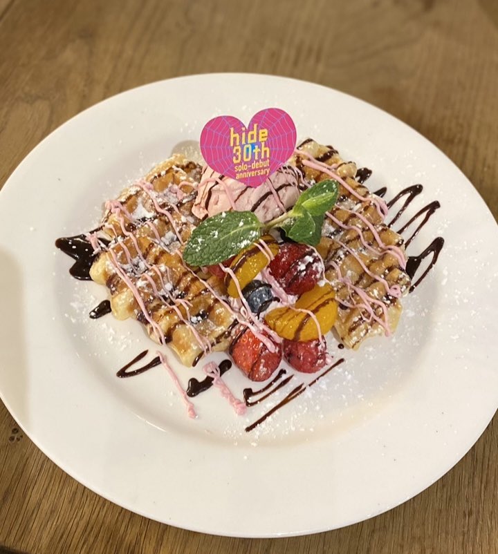 hidecafe2023's tweet photo. 【フードメニューのご紹介🍴】

🧇ピンクスパイダークロッフル🧇

ピンクスパイダーの蜘蛛の巣と、hideさんの着用されていたチェック柄のスーツをイメージした魅惑のクロッフルです❤️外はサクサク、中はもちもち食感🥹
デザートに是非✨

#hide
#hidecafe https://t.co/ZXlLbNECxr