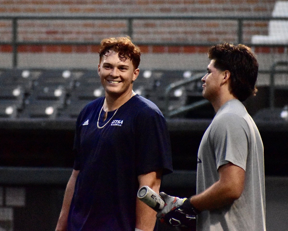 UTSABSB's tweet photo. Touched down in H-Town 🤙 

Preparing for the weekend!

#BirdsUp 🤙 | #LetsGo210 https://t.co/UTsXPJ7m77