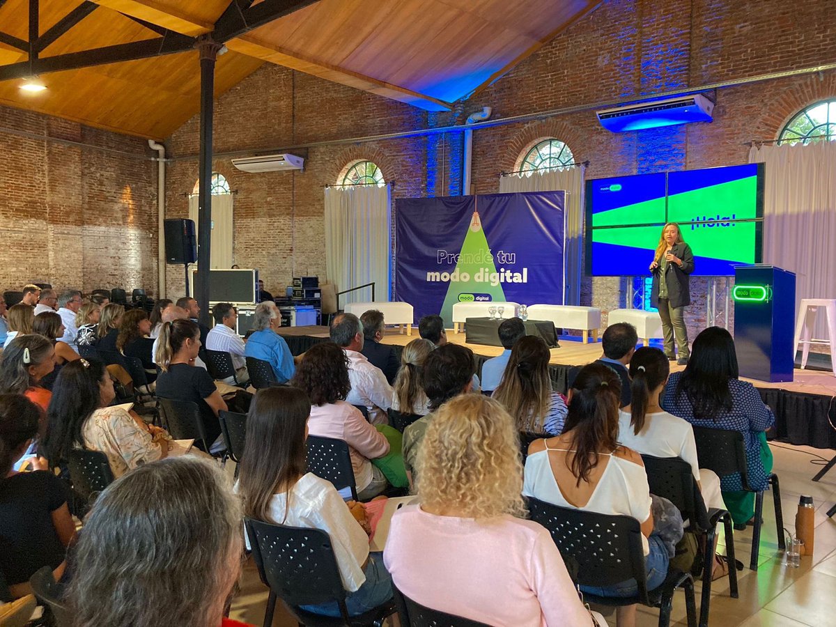 suarezmvictoria's tweet image. Hoy fuimos parte de #coloniamodoon  espectacular convocatoria en Colonia junto a @ANDEUruguay para llevar la digitalización a todo el país #mododigital 🚀 

Cómo siempre decimos en @codiversitytech  “El talento está, solo falta impactar en él”