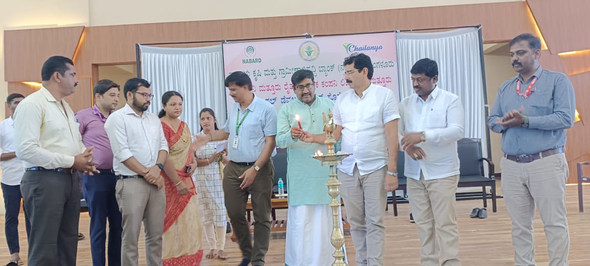 hari_mattur's tweet photo. 2)“ಪುಣ್ಯಕೋಟಿ ಪೋಷಣೆ” ಕಾರ್ಯಾಗಾರವನ್ನು #SHIMUL ನ ಅಧ್ಯಕ್ಷರಾದ ಶ್ರೀಪಾದರಾವ್ ನಿರ್ಸಾಣಿ,ನಿರ್ದೇಶಕರದ ದಿನೇಶ್ ಬುಳ್ಳಾಪುರ ಉದ್ಘಾಟಿಸಿದರು. NABARDನ DGM ರವಿ,ಚೈತನ್ಯ ಸಂಸ್ಥೆಯ ಭದ್ರೀಶ್,LEADBANK ನ ಯತೀಶ್,CANARA ,UNION,KARNATAKA BANK ನ MANAGERS ಸಂಜೀವಿ #FPO ನ ನಿರ್ದೇಶಕರು ಉಪಸ್ಥಿತರಿದ್ದರು.@narendramodi @ShobhaBJP https://t.co/1fOIdLUiIC