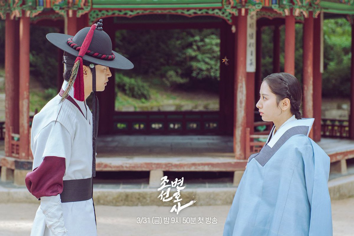 DramalandBR's tweet photo. 📸 | Cheirinho de triângulo amoroso...👀

Em contagem regressiva para a estreia, novas imagens de #JoseonLawyer / #JoseonAttorney foram liberadas. Como protagonistas temos #WooDoHwan, #Bona e #ChaHakYeon.

Estreia em 31 de março. https://t.co/Xxy2OXKixl