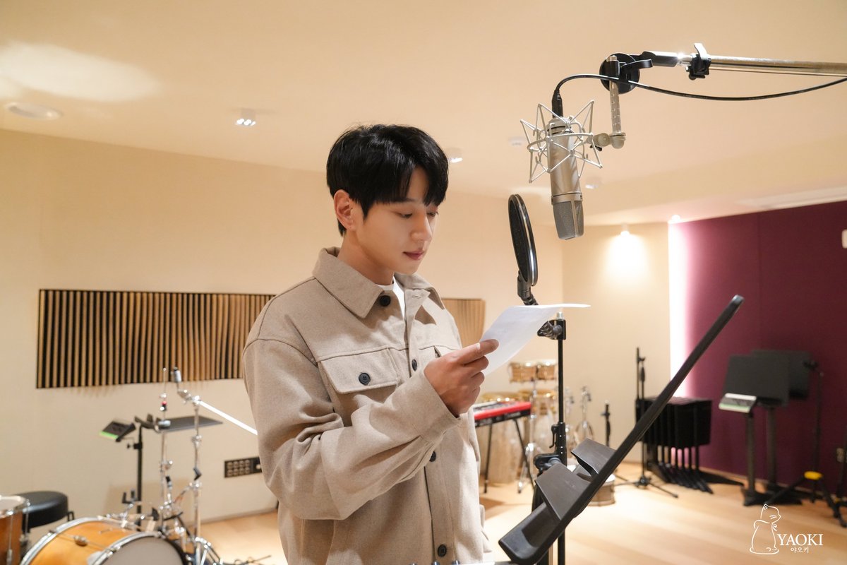 official_yaoki's tweet photo. '그런 사랑은 없어' 녹음실이 어두웠는데 어두운 틈 사이로 빛💥이 새어 나왔어요! 그 빛이 황치열✨이었구나
녹음실을 밝게 밝혀준 황치열님이 부르는 '그런 사랑은 없어' 많은 기대 부탁드립니다

💿황치열 - 그런 사랑은 없어
Release : March 26, 6 PM (KST)

#야오키프로젝트  #황치열 #nolove https://t.co/CujUYzbLr8
