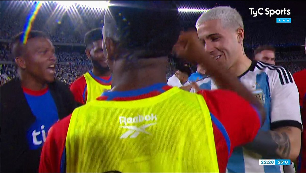 JAJAJAJAJ LOS DE PANAMA ESTAN HACIENDO PIEDRA PAPEL O TIJERA PARA VER QUIEN SE QUEDA LA CAMISETA DE ENZO