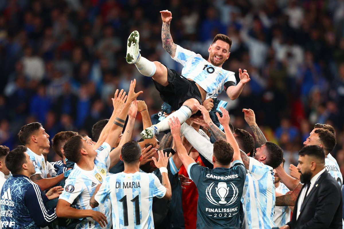 Lionel Messi na carreira:

👕 1017 jogos
🔥 1153 participações em gols
⚽️ 800 gols
🅰️ 353 assistências
🏆 42 títulos
🏆 7 Bolas de Ouro
🏆 7 Melhor do Mundo da FIFA
🏆 6 Chuteiras de Ouro
⚽️ 34 gols em finais

Melhor da história.