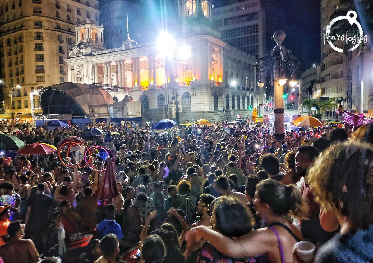 の風景🇧🇷 リオのカーニバル(会場外) カーニバルの期間は、会場の外もお祭り騒ぎ🎉 いろんな所で、野良カーニバルが行われています。 とはいえ、サンバ踊ってる人は超まれ。みんなお酒片手に騒いでるだけだったり😅 一言であらわすなら、クレイジーでした😂