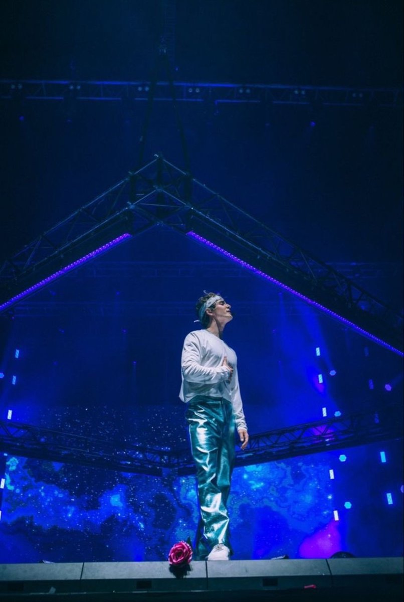 interactjoshb's tweet photo. E mais uma vez, ele está aqui...
definitivamente, o solo de "Night Changes" foi o momento que mais emocionou as adm's por aqui! Não tinha como não se emocionar, né?
#31DaysWithJosh https://t.co/BMjsD4Elvw