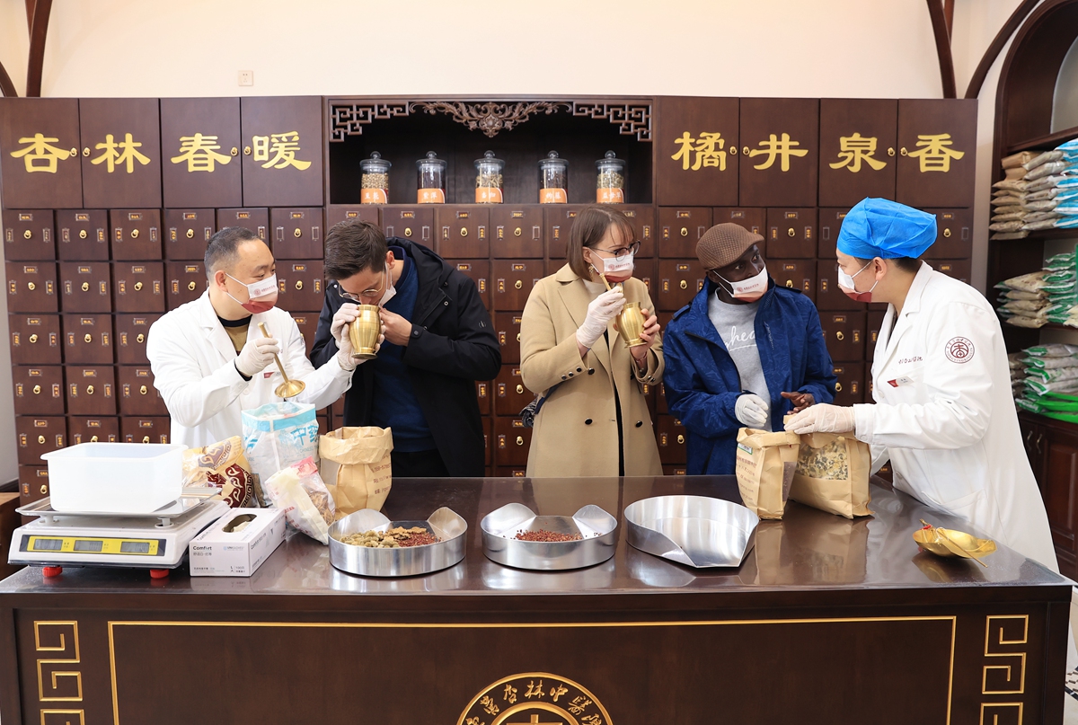 TouchShandong's tweet photo. Expats from Belgium, Belarus and Ghana were invited to learn Chinese medicine knowledge and experience traditional Chinese therapies such as moxibustion, cupping, and massage in an immersive way.
#China #culture #TCM #life #studyabroad https://t.co/MLaHVjr60v