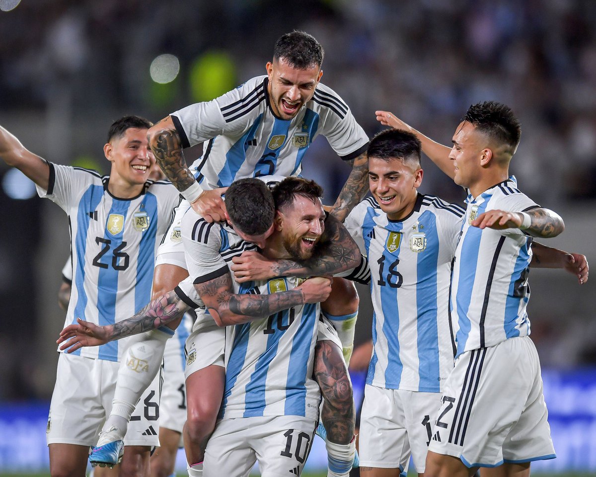Lbaini's tweet photo. Con vos es 18 de diciembre cada media hora 🇦🇷🎶 https://t.co/8RGzach2gn