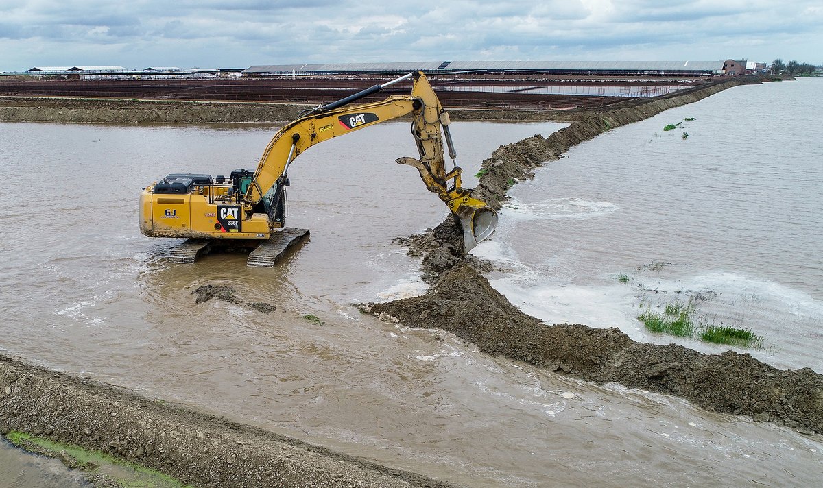CraigKohlruss's tweet photo. Drone shots of the formerly dry #TulareLake in Kings County as it fills with floodwater, creating a huge headache for farmers. @FresnoBee story by @fb_LewGriswold: https://t.co/mpCQzZxDGZ https://t.co/bRauMsexm3