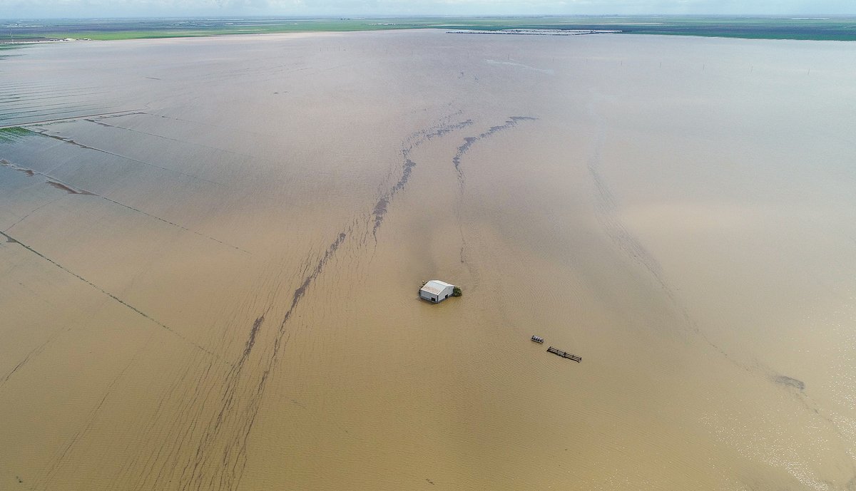 CraigKohlruss's tweet photo. Drone shots of the formerly dry #TulareLake in Kings County as it fills with floodwater, creating a huge headache for farmers. @FresnoBee story by @fb_LewGriswold: https://t.co/mpCQzZxDGZ https://t.co/bRauMsexm3