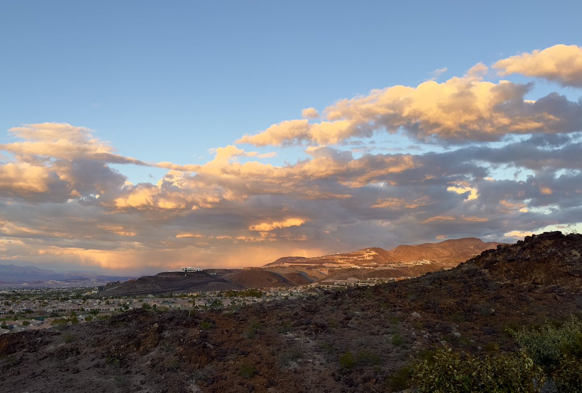 Henderson looking pretty fantastic this evening. <a href="/LasVegasLocally/">Las Vegas Locally 🌴</a> #lasvegas #henderson #clouds #weather