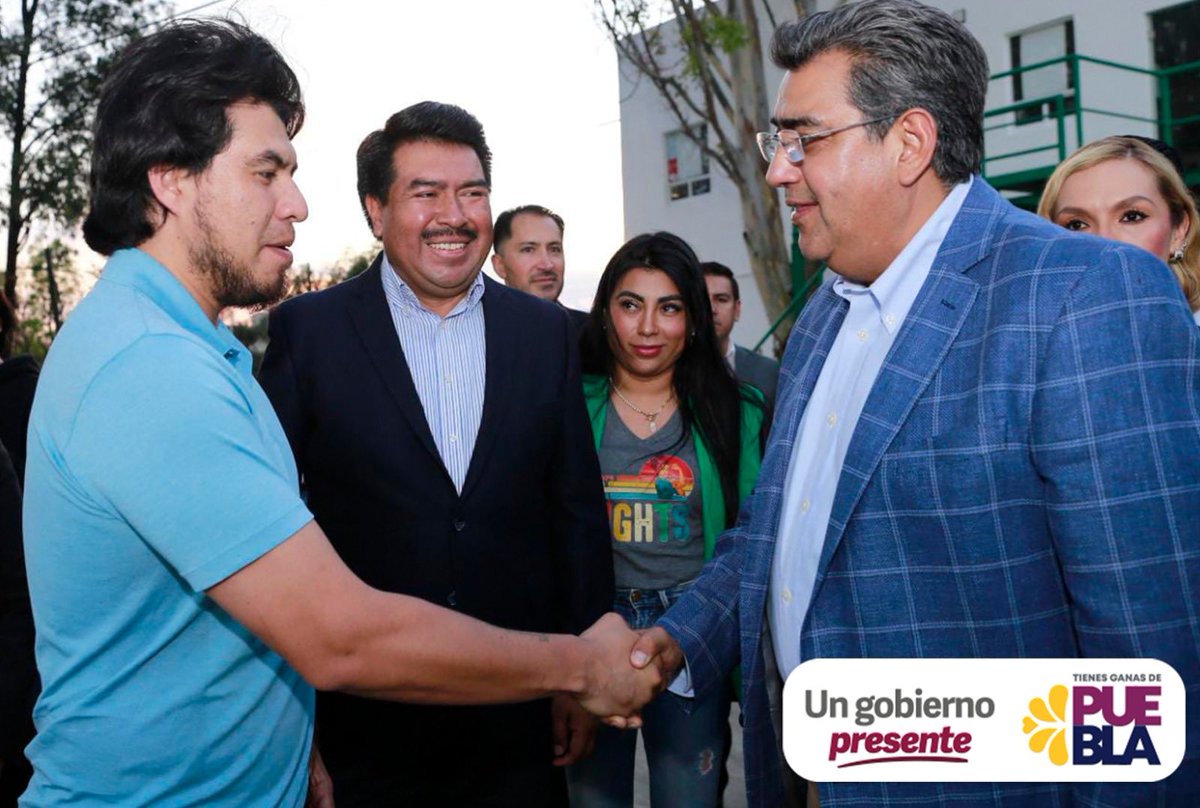 Gob_Puebla's tweet photo. En el XXV Encuentro Nacional Deportivo y Cultural de Universidades Tecnológicas Puebla 2023, César Ignacio Vargas García, orgullo de Puebla, recibió de manos del gobernador @SergioSalomonC un reconocimiento por su trayectoria y participación en el Equipo Nacional de Béisbol. https://t.co/Nw9Uxu25Zv