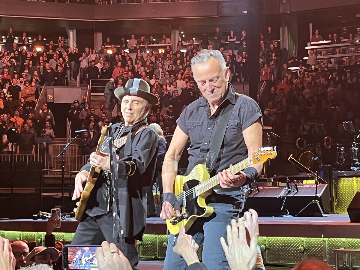 lyric_podcast's tweet photo. Bruce and Nils shredding it in Boston.
#Springsteen #springsteenBoston @springsteen @nilslofgren https://t.co/fqLE1bzi9H