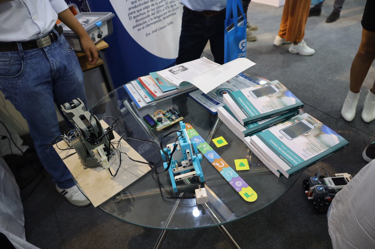 zmrobo1's tweet photo. Así participamos en la EXPO PROVEEDORES - Encuentro de gobiernos locales realizado en el Centro de Exposiciones Jockey. 🤖 🧩 🖲️
. . #Robótica #iA #Ai #InteligenciaArtificial #Electrónica #Programación #AprenderCreando #AC https://t.co/bG0l6triEi