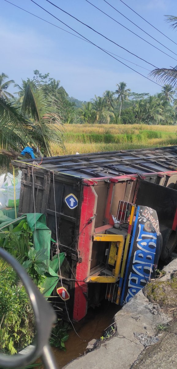 Truk nggawa gandum kecelakaan neng tonjong