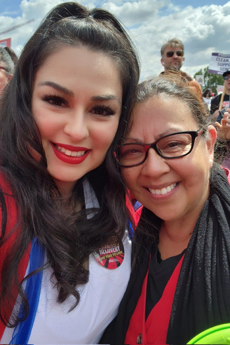 Hellooo_Dottie's tweet photo. Throughout our #SolidarityStrike, I've loved running into so many wonderful people I've had the pleasure of working with in the district for the past 21 years!
#utlanow #UTLAStrong #UTLASEIU https://t.co/mlolrVADlR