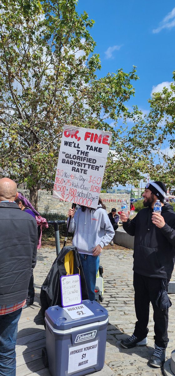 Hellooo_Dottie's tweet photo. Throughout our #SolidarityStrike, I've loved running into so many wonderful people I've had the pleasure of working with in the district for the past 21 years!
#utlanow #UTLAStrong #UTLASEIU https://t.co/mlolrVADlR