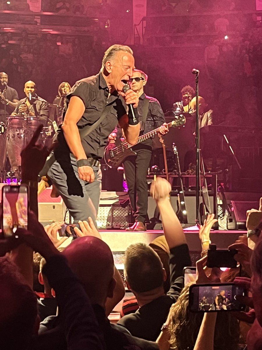 lyric_podcast's tweet photo. Bruce up close in Boston.
#springsteen #springsteenBoston @springsteen https://t.co/rvbdwQdXxZ