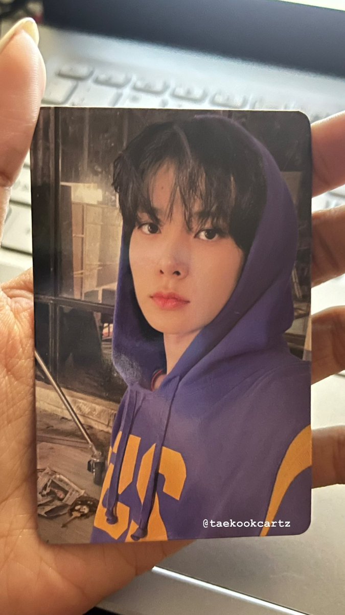 taekookcartz's tweet photo. 🛒 ┋wts lfb ph ┋ #tkcartzsells 

 𓈀 heeseung dimension: dillema yizhiyu r2 

✧ Php 800

‼️ will give sunghoon ggu ggu package polas as freebie 🥰

✧ mint condition 
✧ onhand 
✧ can send photos/videos thru dms 
✧ prio payo !

🏷️ hee yzy d:d enhypen https://t.co/WC1Bg8ILNP