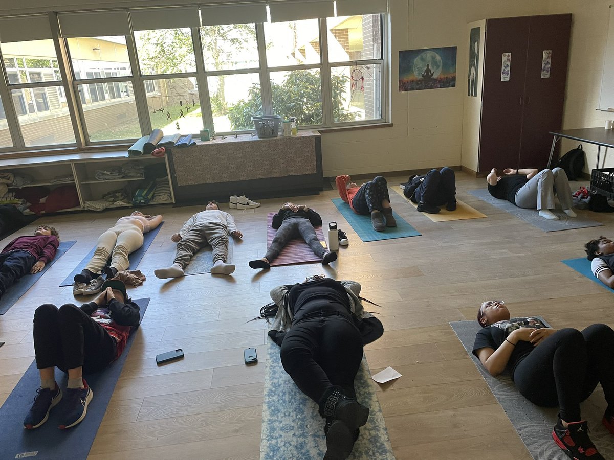 TContiG3's tweet photo. Tuning out &amp; tuning in with Team Morgan! #mindfulness #testprep #mindfulmovement #focus #SEL #inhalecalm #exhalechaos #stretchthestressaway #OTHSstrong @MrsDKaszuba @A_DePasquale48 https://t.co/lmuJ9oRYsr
