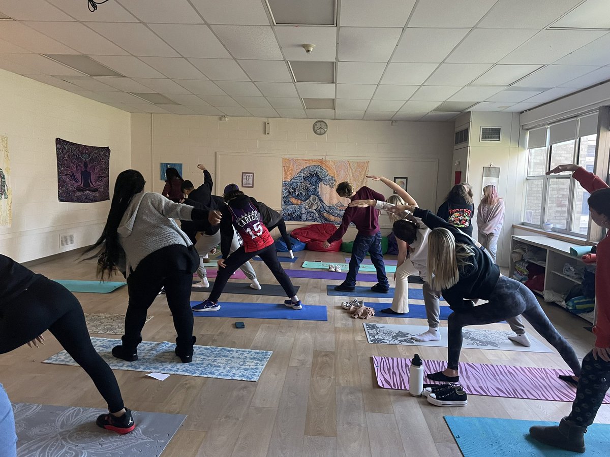 TContiG3's tweet photo. Tuning out &amp; tuning in with Team Morgan! #mindfulness #testprep #mindfulmovement #focus #SEL #inhalecalm #exhalechaos #stretchthestressaway #OTHSstrong @MrsDKaszuba @A_DePasquale48 https://t.co/lmuJ9oRYsr