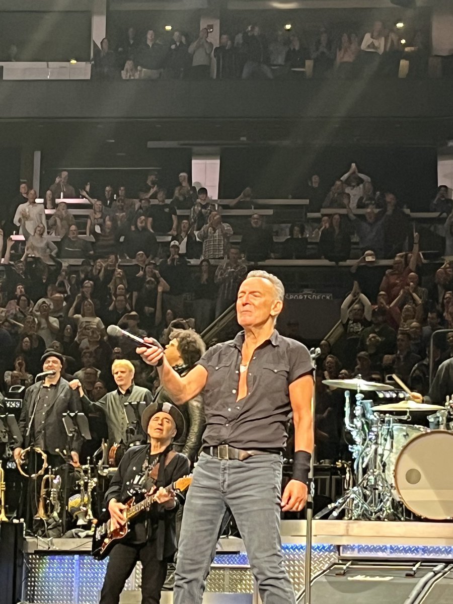 lyric_podcast's tweet photo. Bruce in Boston.
#springsteen #springsteenBoston @springsteen https://t.co/B1p799kKS4
