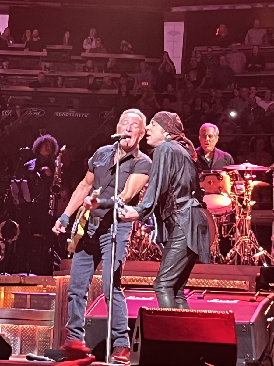 lyric_podcast's tweet photo. Bruce and Stevie, in Stevie’s hometown of Boston.
#springsteen #springsteenBoston @springsteen @StevieVanZandt https://t.co/zTJxXpUDGI