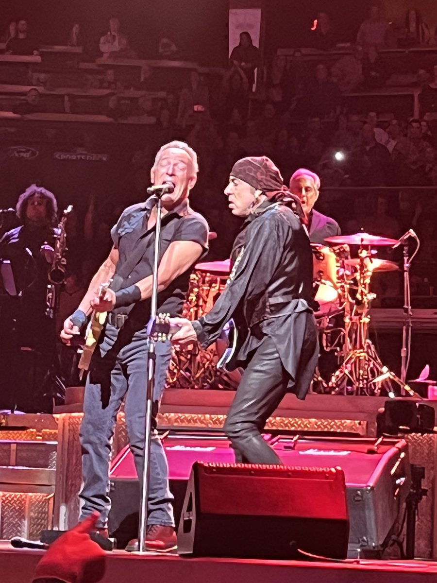 lyric_podcast's tweet photo. Bruce and Stevie, in Stevie’s hometown of Boston.
#springsteen #springsteenBoston @springsteen @StevieVanZandt https://t.co/zTJxXpUDGI