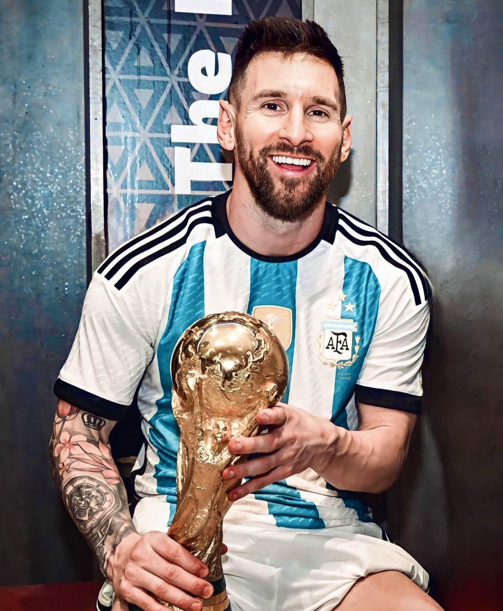 RenzoMPantich's tweet image. Habla bien, juega bien, es prolijo, le escapa a las polémicas, es un tipo sencillo y además de todo, es argentino. Se llama Lionel Andrés Messi y no tiene precio. Es inmenso. 👑🇦🇷