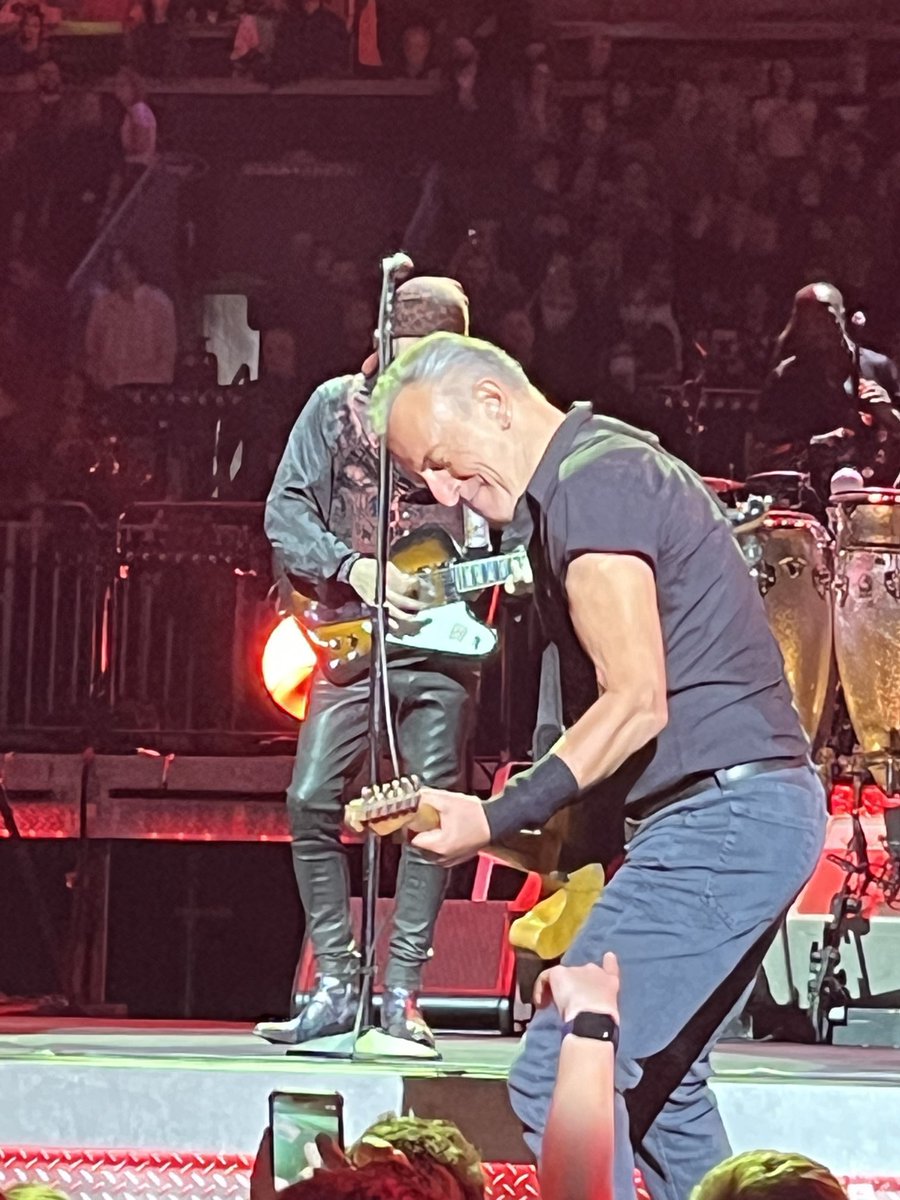 lyric_podcast's tweet photo. Bruce in Boston.
#springsteen #springsteenBoston @springsteen https://t.co/B1p799kKS4