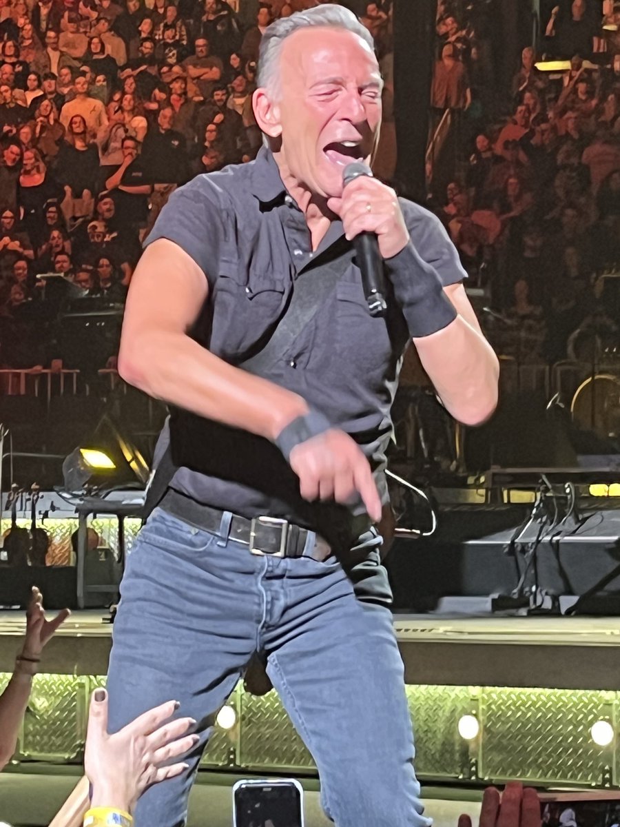 lyric_podcast's tweet photo. Bruce in Boston.
#springsteen #springsteenBoston @springsteen https://t.co/B1p799kKS4