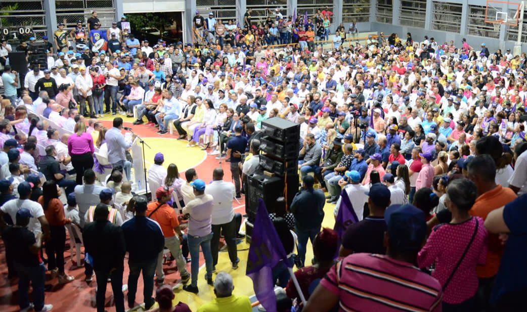 DominguezBrito's tweet photo. ¡Aquí está el PLD! Esta noche estuvimos en la gran asamblea de las Circ. 2 y 3 de Santiago con miembros del Comité Central, presidentes de comités de base, de intermedios y cientos de dirigentes. ¡Seguimos trabajando en el fortalecimiento del @PLDenlinea! 

#AguantenQueFaltaPoco https://t.co/aEk5d5iBUG