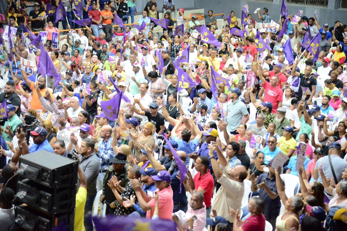 DominguezBrito's tweet photo. ¡Aquí está el PLD! Esta noche estuvimos en la gran asamblea de las Circ. 2 y 3 de Santiago con miembros del Comité Central, presidentes de comités de base, de intermedios y cientos de dirigentes. ¡Seguimos trabajando en el fortalecimiento del @PLDenlinea! 

#AguantenQueFaltaPoco https://t.co/aEk5d5iBUG