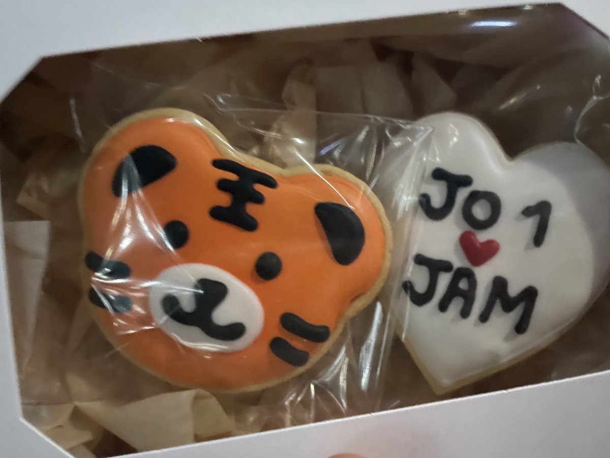 stanpinkberry's tweet photo. that mcd cookies remind me of last year #SydJAM's gathering for JO1's debut anniversary where we had macarons ๐๐ (borrowing the 2nd image ๐๐ปโโ๏ธ) https://t.co/zPedoSNjFG