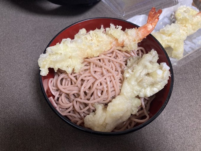 近所の製麺所がこの時期限定で売ってる桜そばを食う。
本当に桜が練り込まれてて茹でてると桜の香りがするんよね。
美味い。 