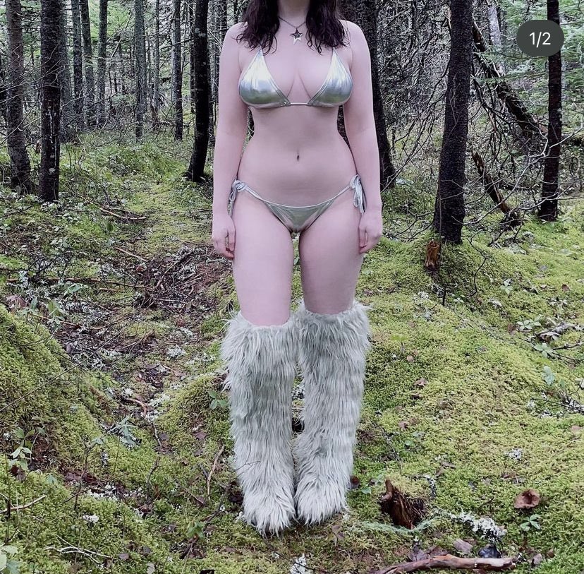 microdxse's tweet photo. “god doesnt pick favorites” LOOK AT HER WAIST AND THE FACT THAT SHE PRACTICALLY HAS A THIGH GAP https://t.co/cZWqN5szVD