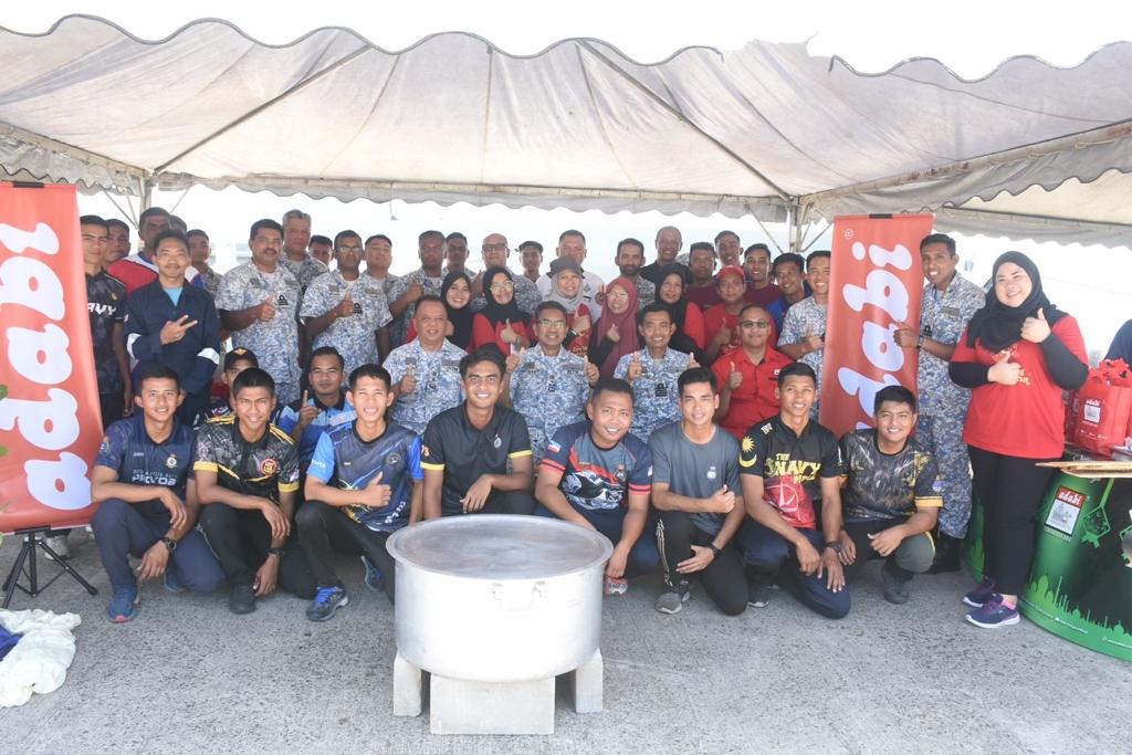tldm_rasmi's tweet photo. Turut memeriahkan, Panglima Armada Timur YBhg Laksamana Madya Dato’ Pahlawan Hj Muhammad Ruzelme bin Hj Ahmad Fahimy.

#Ramadan
#ArmadaTimur
#Kemuliaan https://t.co/DeMHraCYXy