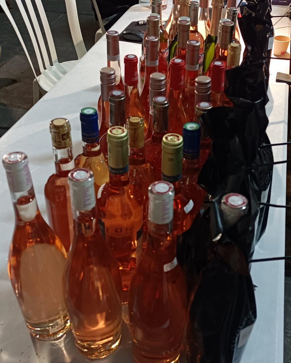 Notre responsable de laboratoire, participait cette semaine au tri du mondial du Rosé à Sorgues. Ce sont près de 900 échantillons qui seront dégustés les 1er et 2 avril à Marseille dans le cadre des @Vinalies2023 organisés par @uniondesoenologues