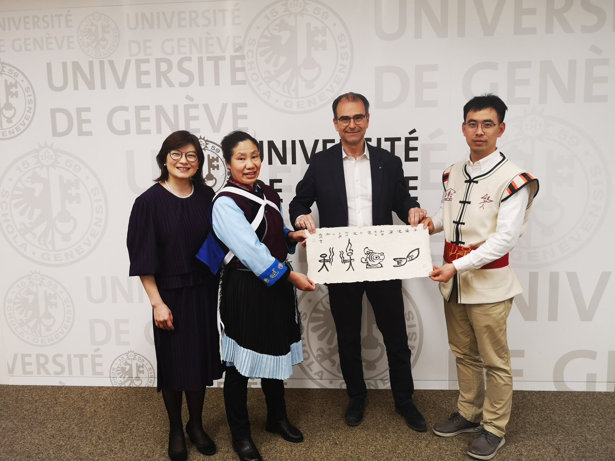 Les deux auteurs de la Chine , Dr. Yang Yihua et Dr. Zhou Yin ont été reçus par M. Stéphane Berthet , Vice-recteur de <a href="/UNIGEnews/">Université de Genève</a> . Mme Yang  a transcrit son nom en chinois 戴闻天 en écriture Dongba !