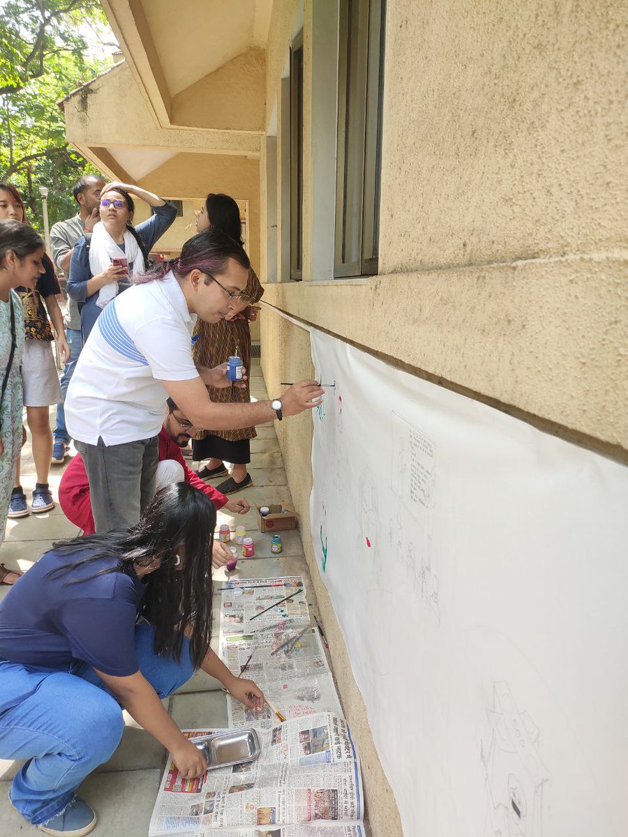 cete_tiss's tweet photo. Faculty members applying the first brush strokes for the canvas painting event. https://t.co/tvd95TgQ4j