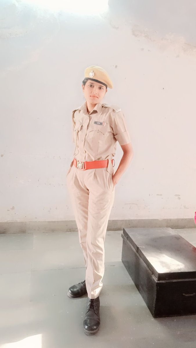 शर्मिला गाँव की पहली बच्ची है जिसने वर्दी पहनी है। बिना तारों वाली वर्दी के साथ ही सही पर खेत से निकलकर शर्मिला ने रास्ता तो खोला है। 
इसकी प्रेरणा से जल्दी ही हमारी बच्चियाँ अशोक स्तंभ वाली वर्दी भी पहनेंगी।