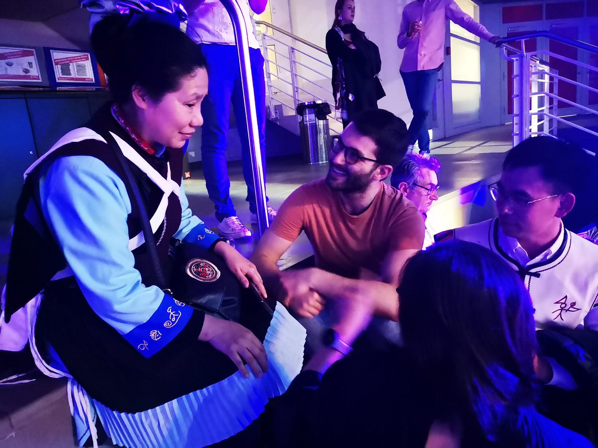 Soirée du printemps: un étudiant de <a href="/UNIGEnews/">Université de Genève</a> a posé des questions à Yang Yihua et Zhou Yin autour de l’écriture Dongba