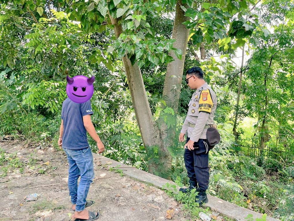 Bhabin_Botu's tweet photo. Melakukan pendampingan kpd warga binaan yg merupakan Terlapor pada kasus Tindak Pidana Kekerasan Seksual dalam rangka Pengecekkan/Peninjauan langsung TKP yg berlokasi di Area Tanggul Sungai Bone Kelurahan Padebuolo Kec. Kota Timur Kota Gorontalo.

#KapolrestaGorontaloKota #POLISI https://t.co/dgoWbxWJYe