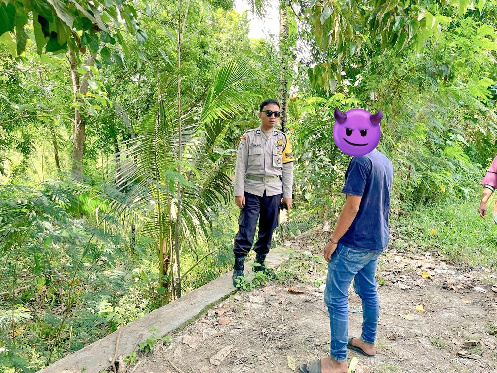 Bhabin_Botu's tweet photo. Melakukan pendampingan kpd warga binaan yg merupakan Terlapor pada kasus Tindak Pidana Kekerasan Seksual dalam rangka Pengecekkan/Peninjauan langsung TKP yg berlokasi di Area Tanggul Sungai Bone Kelurahan Padebuolo Kec. Kota Timur Kota Gorontalo.

#KapolrestaGorontaloKota #POLISI https://t.co/dgoWbxWJYe