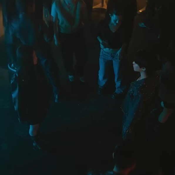 betaeland's tweet photo. klipteki kız jimin'le benzer ceketi giymis.. mvde senkronize hareket edip birbirlerine baktıkları icin de kızın, jimin'in göstermediği yansıması olduğu düsünülüyo, ne yani kıskanclıktan patır patır patladığımız kız jimin'in kendisimiymis amk https://t.co/ZnxZoYNxu8