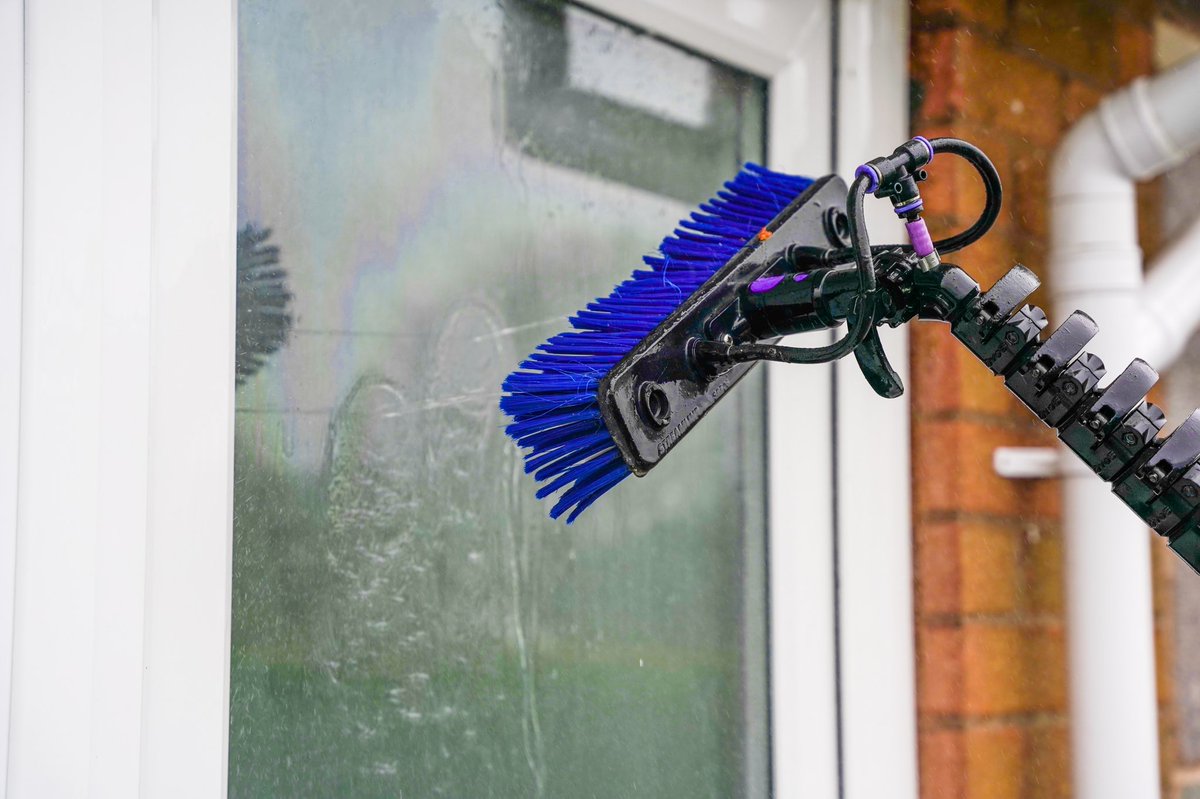 Looking for a window cleaner in Redditch? 👋🏻 We can help! alldaywindowcleaning.co.uk #redditch #windowcleaning #windowcleaner #alldaywindowcleaning