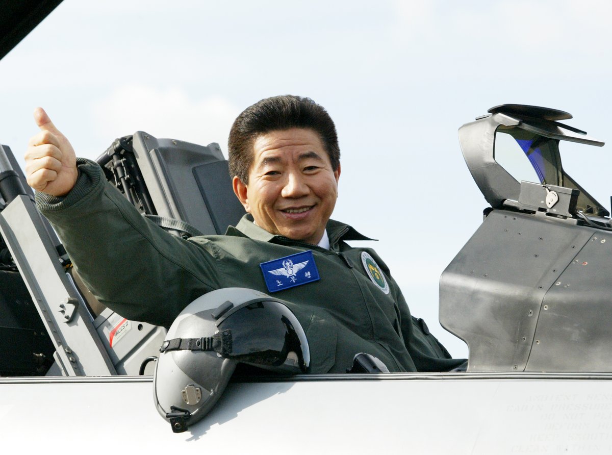 온라인 노무현사료관 특별기획 시리즈 'Brand New 노무현'에서 두 번째 주제 '방위산업'을 공개했습니다.

20년 전 대한민국의 미래에 대한 자신감으로 자주국방, 방위산업 수출국의 토대를 닦은 노무현 시대를 돌아보시길 바랍니다.

👉 자세히 보기 bit.ly/3ZesMi6