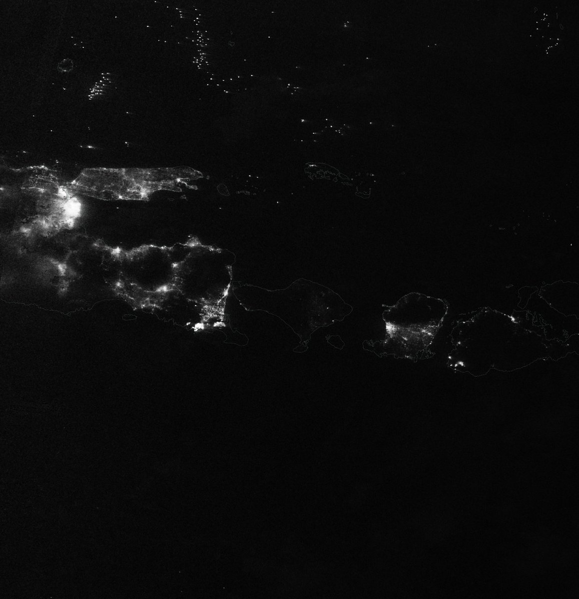 huedaya's tweet photo. 22 Maret 2023 — Citra satelit Pulau Bali saat Hari Raya Nyepi dan sehari sebelumnya.

Terlihat emisi cahaya di Pulau Bali sangat sedikit pada hari tersebut. Gambar diambil dari satelit inframerah VIIRS. https://t.co/jalWwgWAoF
