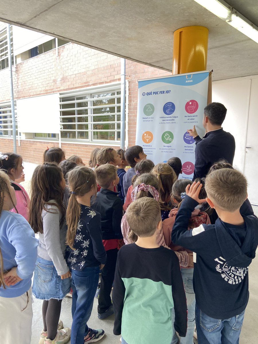 eAbelFerrater's tweet photo. Durant tota la setmana hem tingut l’exposició mòbil sobre l’aigua de @mansunides_tgn Estem vivint un temps de sequera molt important, cal conscienciar-nos entre totes i tots i fer-ne un bon ús. #ods #diamundialdelaigua @educaciocat @se_baixcamp https://t.co/gmaoH86k61